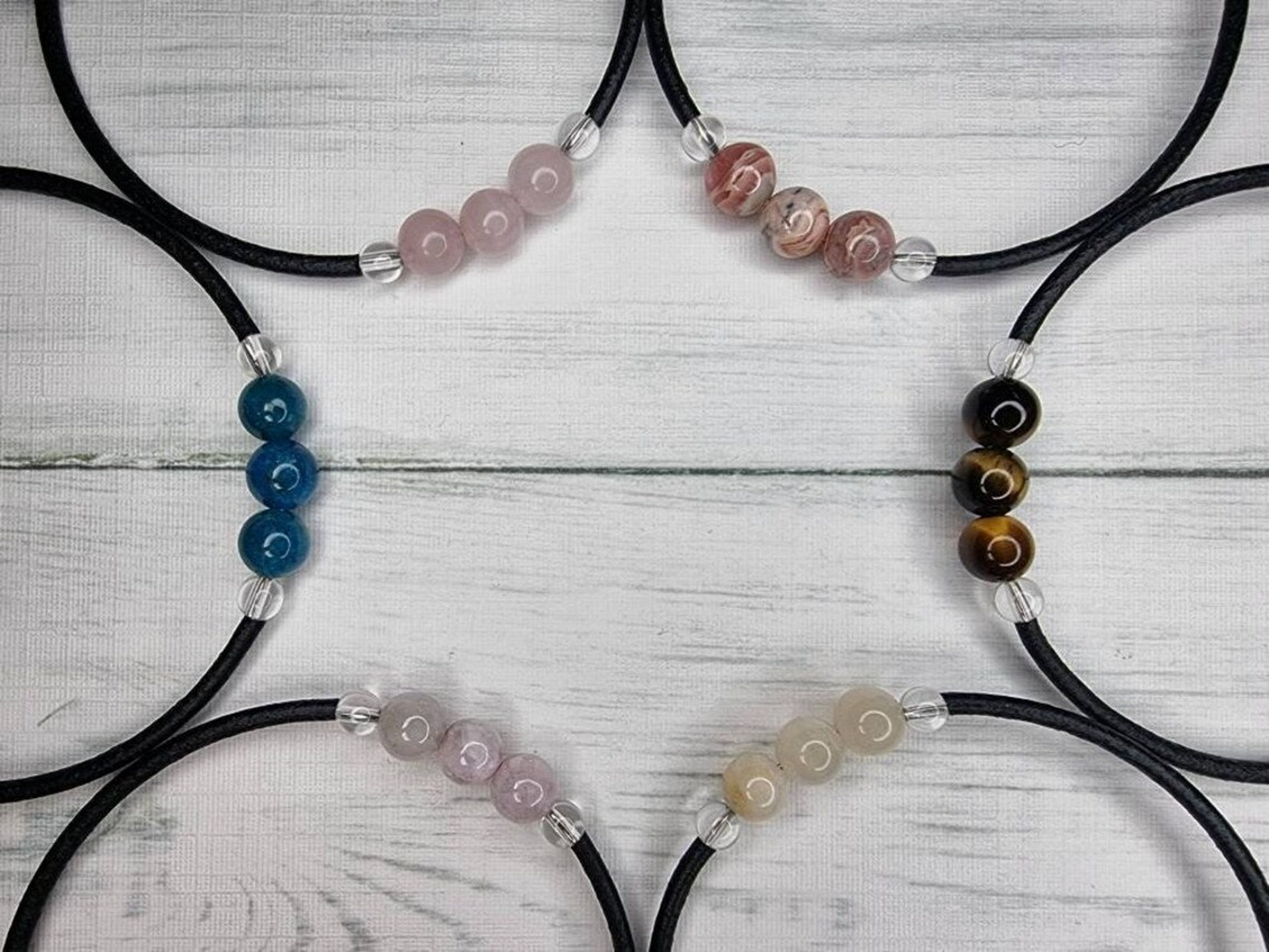 Pulsera de alambre con memoria de piedras preciosas