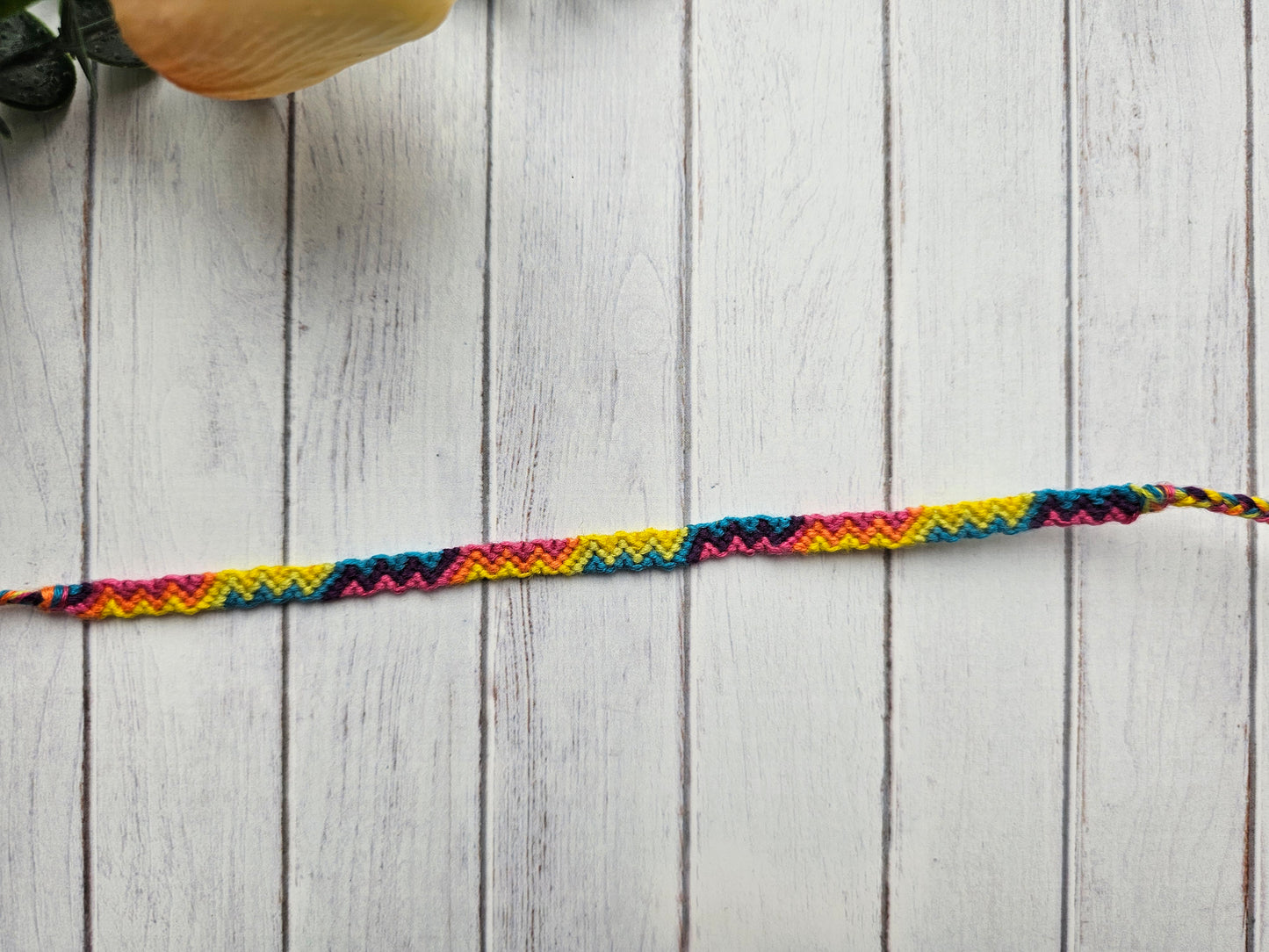 Pulsera con estampado de rayos en zigzag