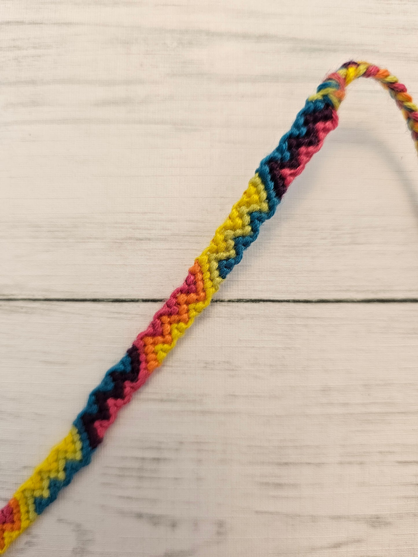 Pulsera con estampado de rayos en zigzag