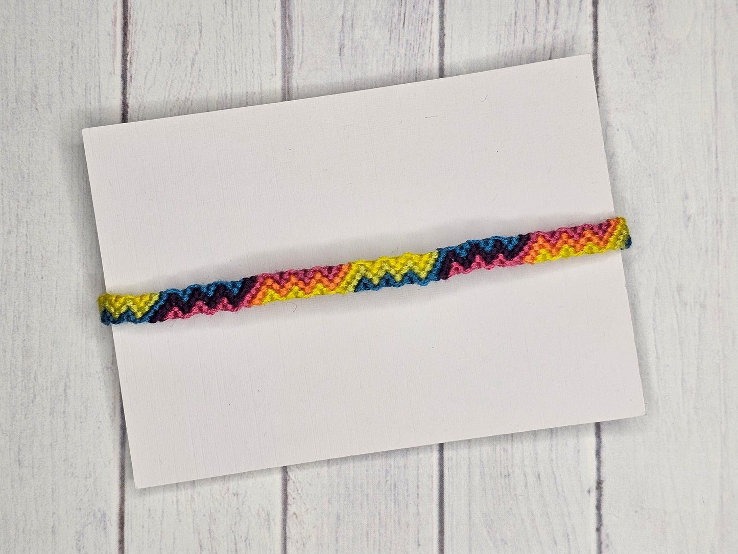 Pulsera con estampado de rayos en zigzag
