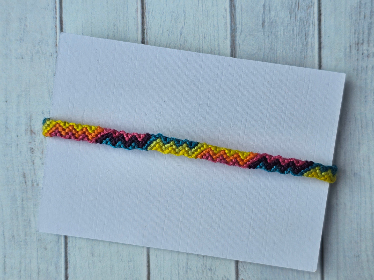 Pulsera con estampado de rayos en zigzag