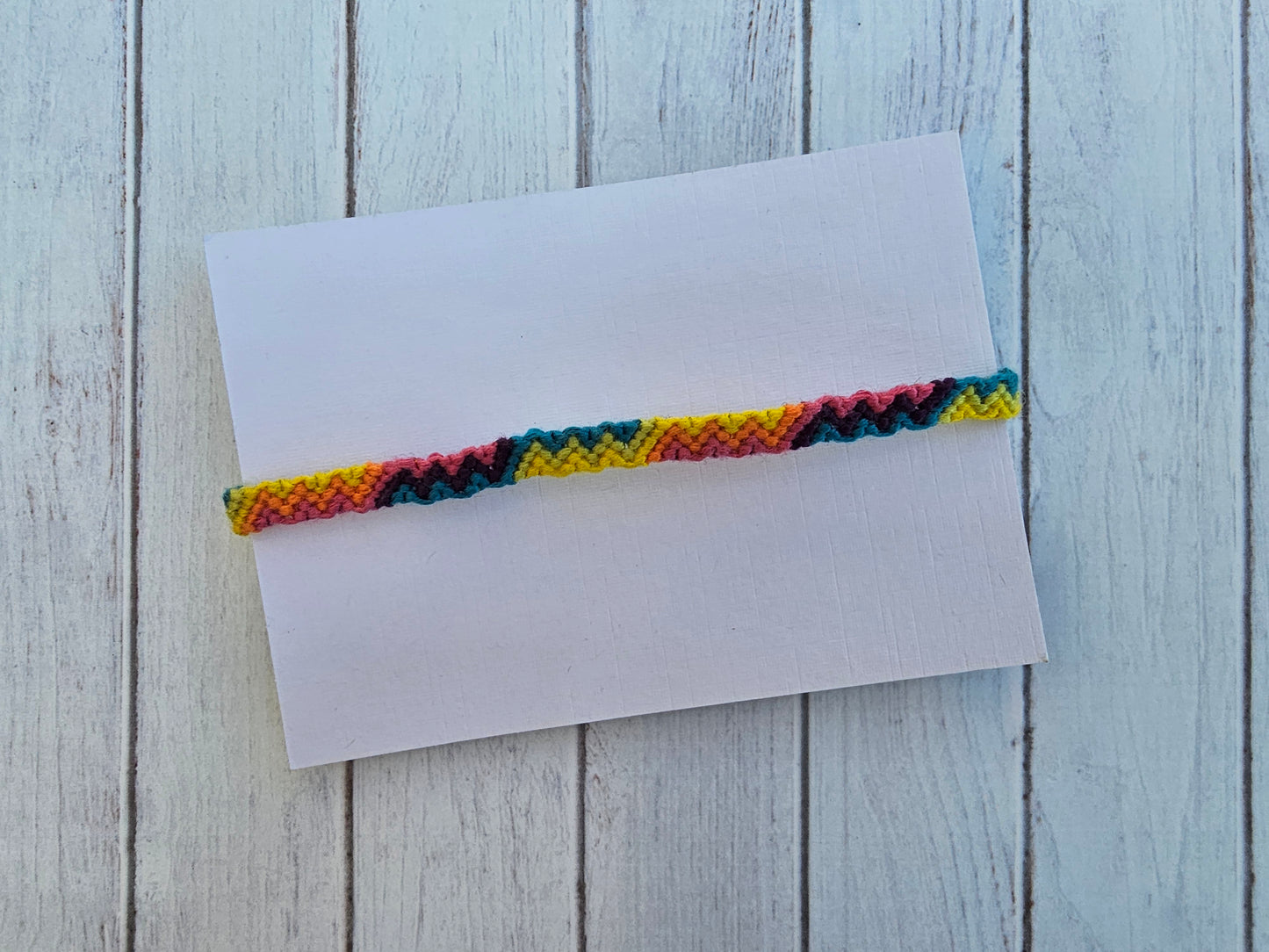 Pulsera con estampado de rayos en zigzag