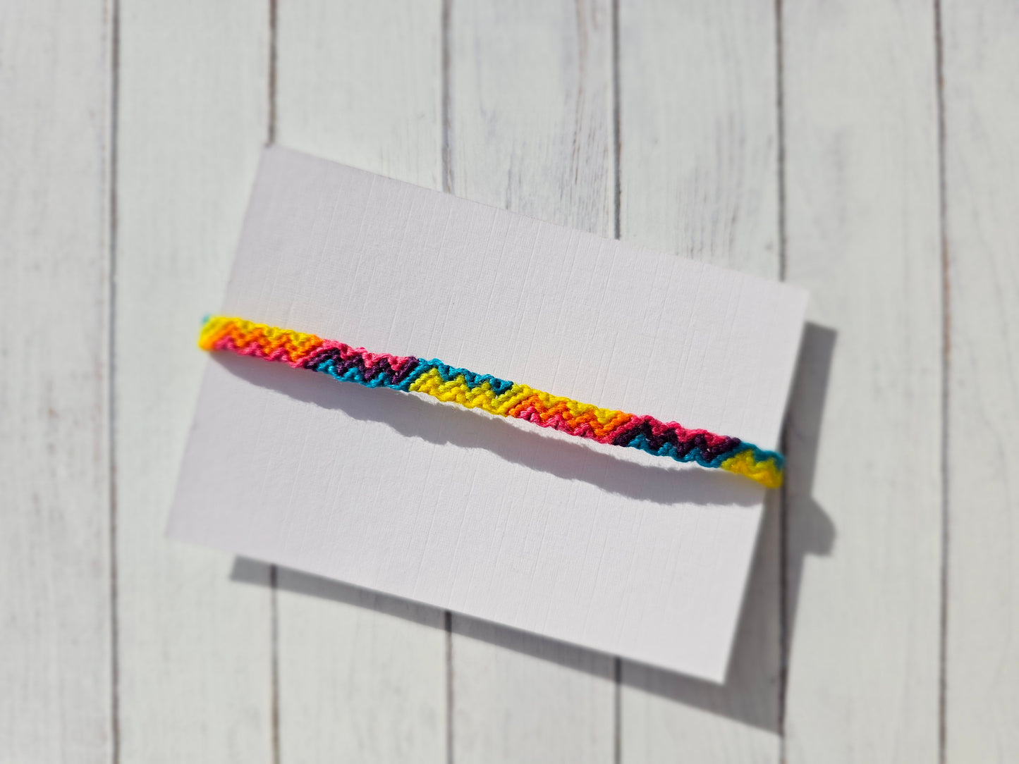 Pulsera con estampado de rayos en zigzag