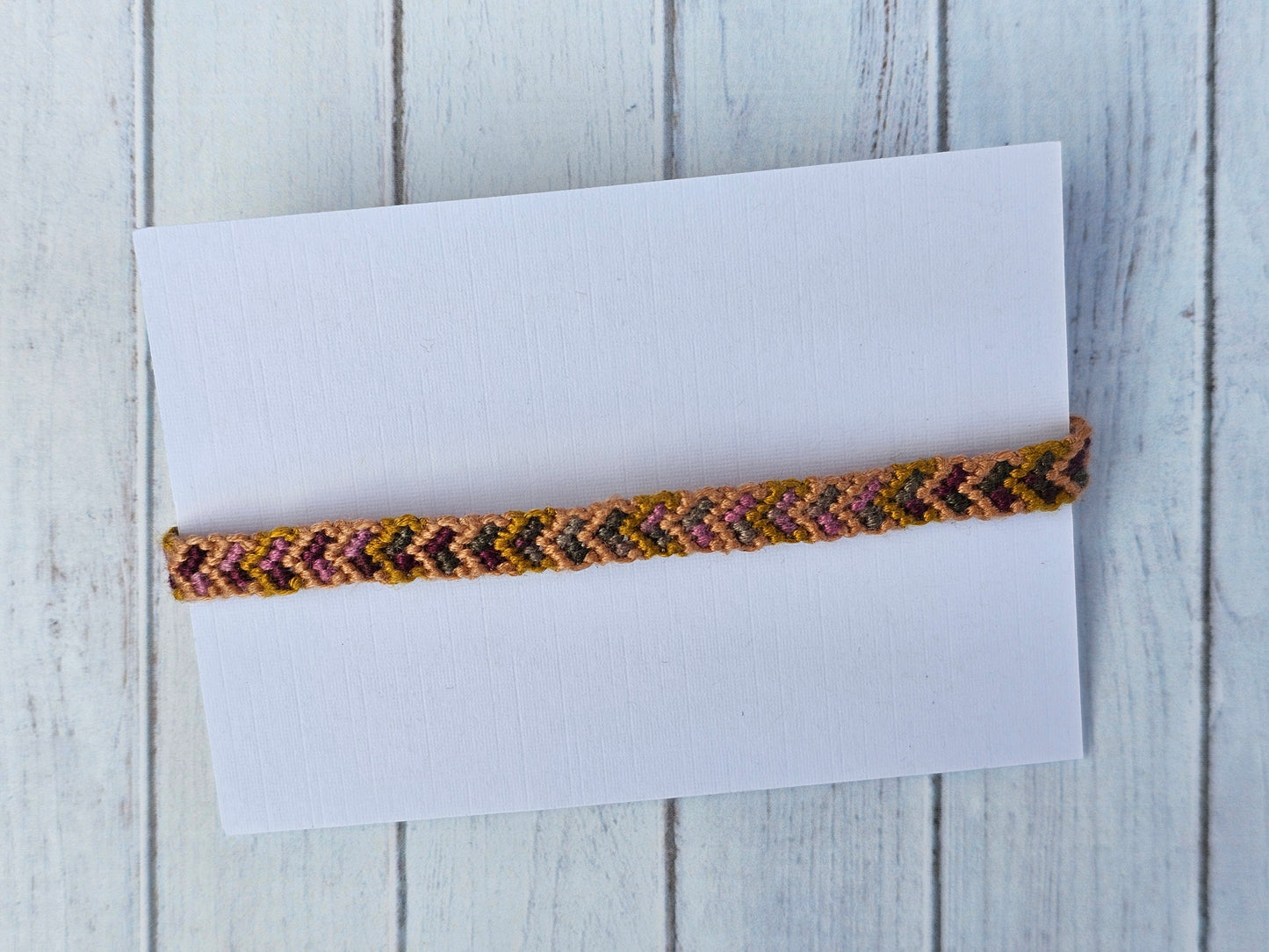 Pulsera con patrón de chevron degradado en el borde
