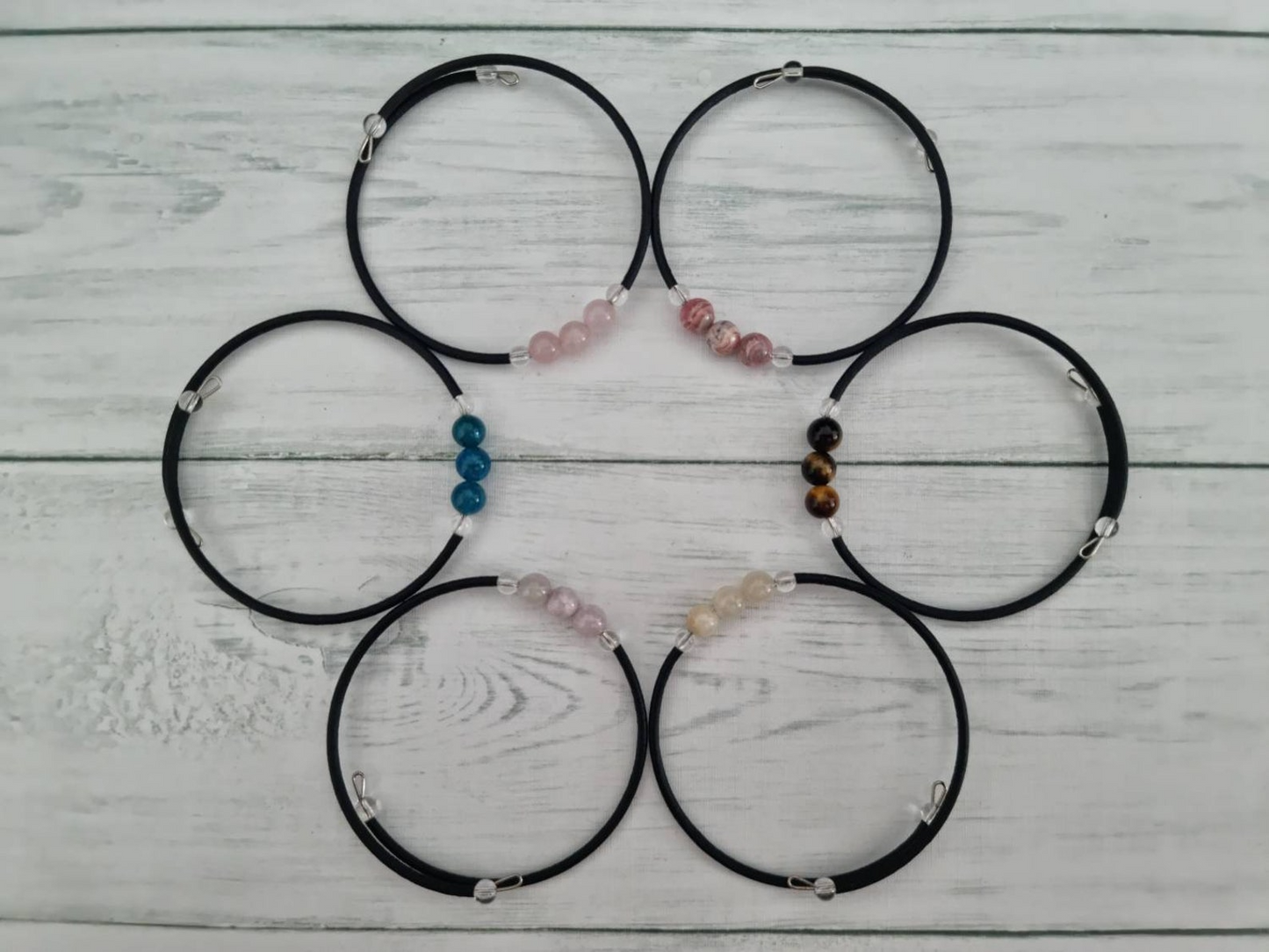 Pulsera de alambre con memoria de piedras preciosas